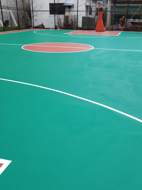 东港 球场长期使用易出现地面开裂